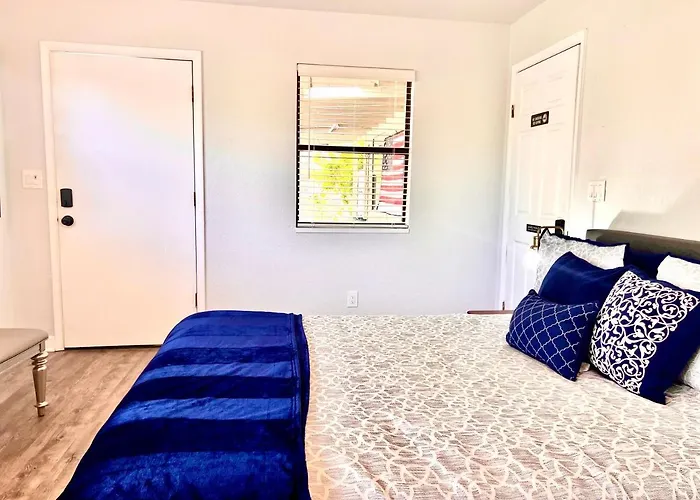 Upgraded, Stylish & Comfy 1 Bedroom/1 Bath Holiday home *