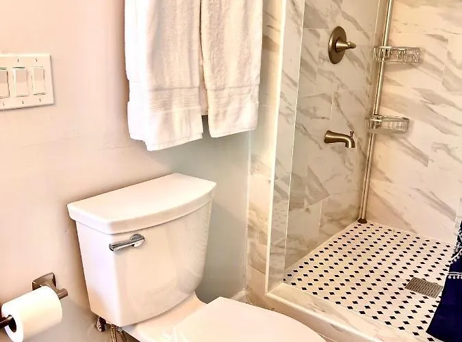 Holiday home Upgraded, Stylish & Comfy 1 Bedroom/1 Bath *