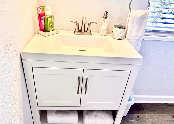 Upgraded, Stylish & Comfy 1 Bedroom/1 Bath *