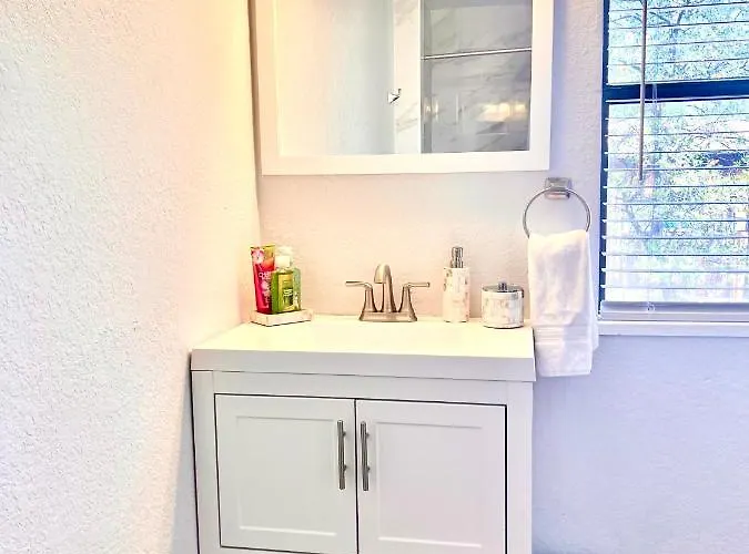Holiday home Upgraded, Stylish & Comfy 1 Bedroom/1 Bath *